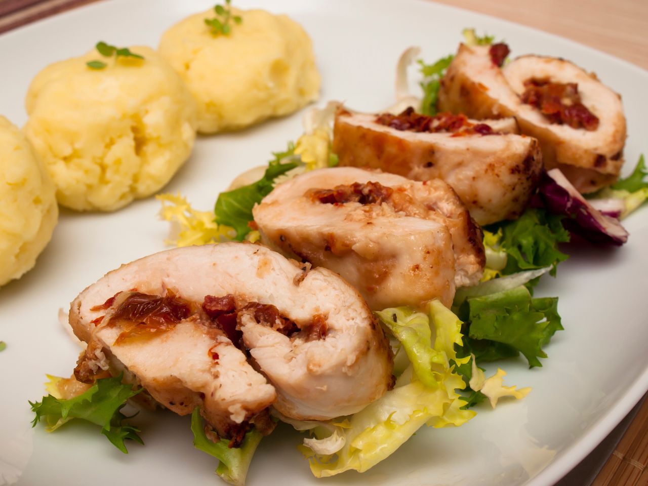 Italian-inspired chicken rolls: A quick and tasty meal solution