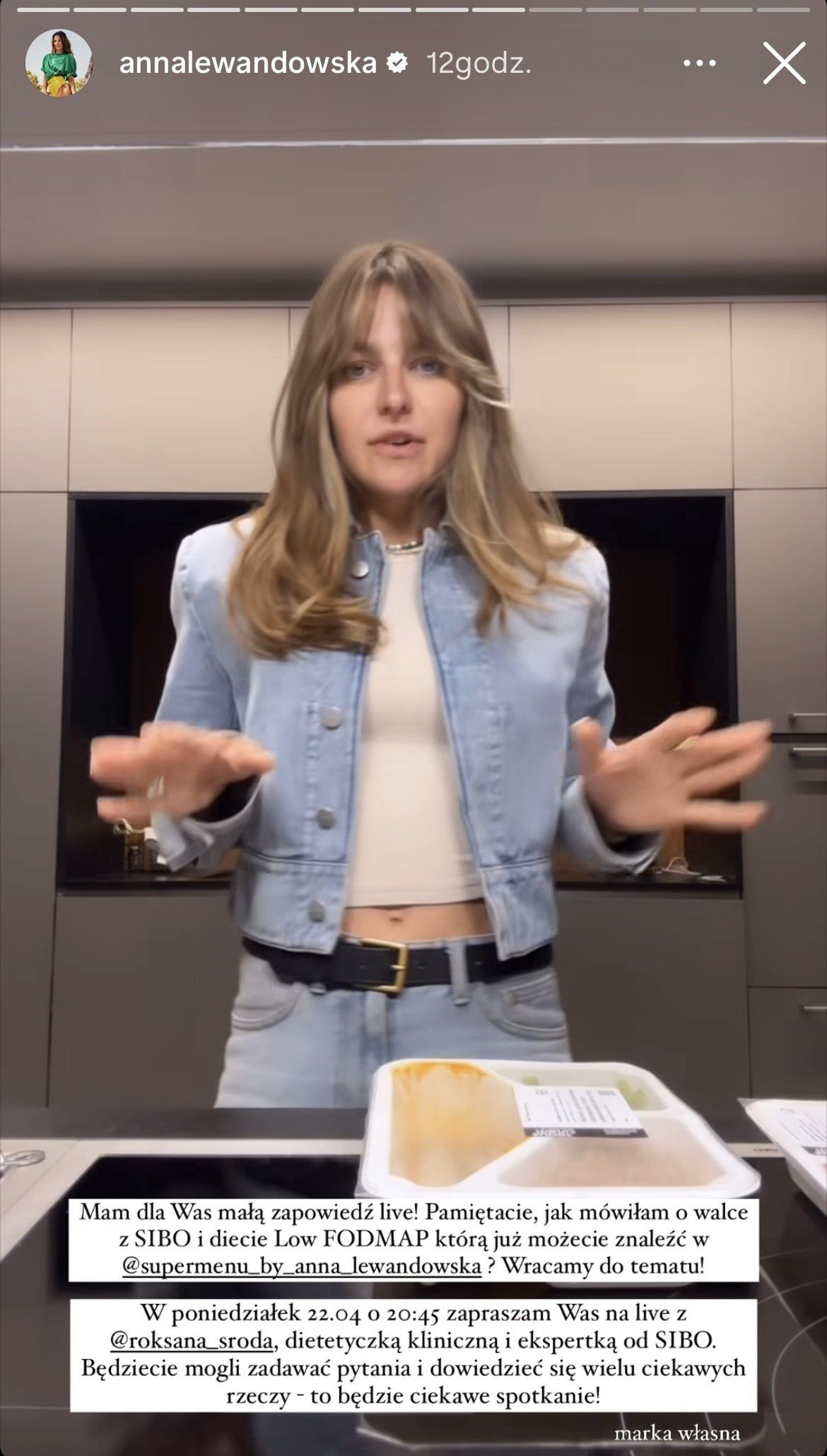 Anna Lewandowska w jeansowej kurtce 