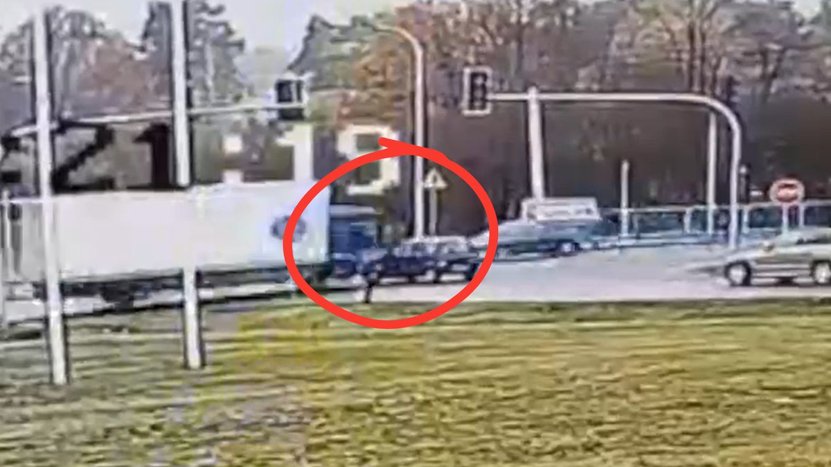 82-latek wjechał na skrzyżowanie na czerwonym świetle. Omal nie stracił życia 