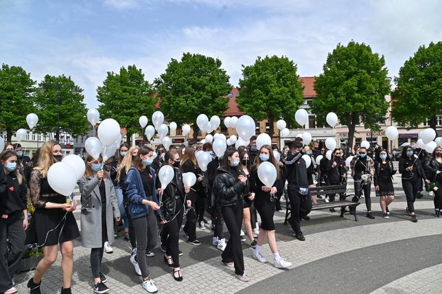 Gryfice, 01.06.2021. Uczniowie Liceum Ogólnokształcącego z Oddziałami Dwujęzycznymi im. Bolesława Chrobrego w Gryficach podczas Marszu przeciwko przemocy na ulicach Gryfic, 1 bm. Licealiści w ten sposób chcą upamiętnić zamordowaną 18-letnią Magdę, której ciało, po trwających tydzień poszukiwaniach, znaleziono 31 maja. Zarzut zabójstwa usłyszał ok. 30-letni mężczyzna, który przyznał się do winy.  (jm) PAP/Marcin Bielecki