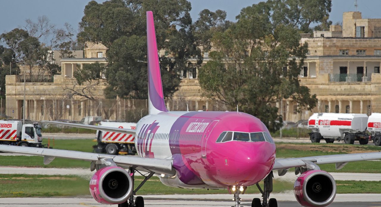 Wizz Air przedłuża zawieszenie rejsów. LOT sprzedaje bilety, a Ryanair mówi o lipcu
