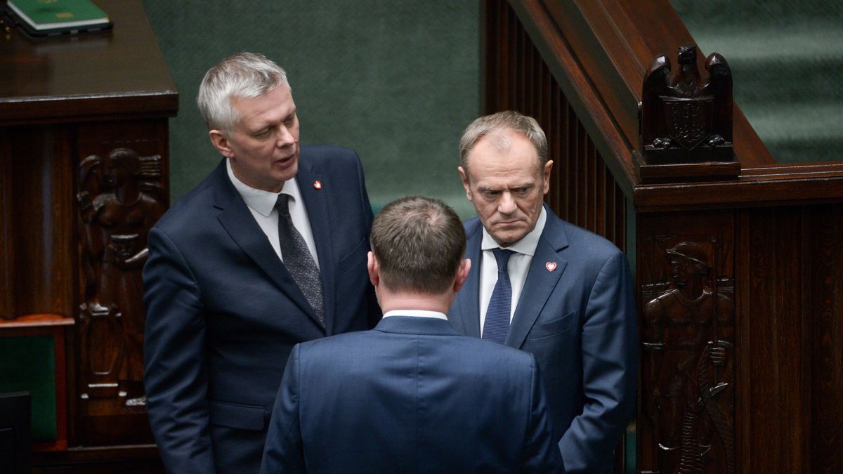 Donald Tusk, Tomasz Siemoniak, Marcin Kierwi�ski
Warszawa, 12.12.2023. Premier Donald Tusk (P), desygnowany na ministra koordynatora s�u�b specjalnych Tomasz Siemoniak (L) i desygnowany na ministra spraw wewn�trznych i administracji Marcin Kierwi�ski (ty�em) na sali obrad Sejmu w Warszawie, 12 bm. (mr) PAP/Marcin Obara
Marcin Obara
10 10. X, kadencja, kadencji, obrad, plenarna, polityk polityka, Polityka, pose�, posiedzenie, posiedze�, pos�owie, sala, sejm, 1 1. posiedzenie posiedzenia