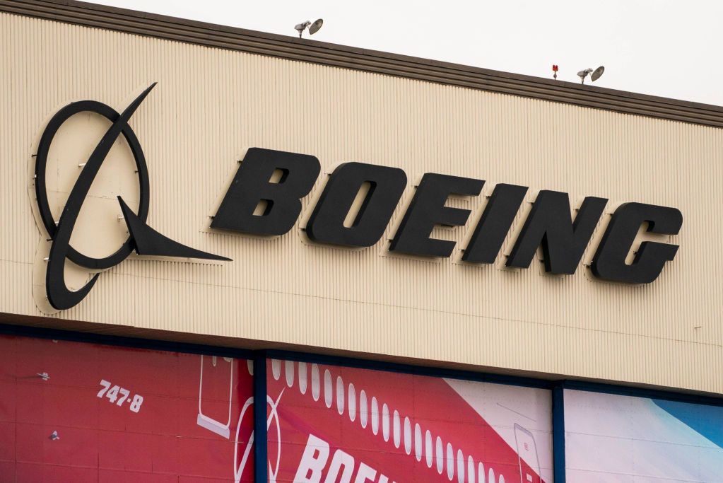 Boeing 777 experiences engine failure, leading to emergency diversion to Denver
