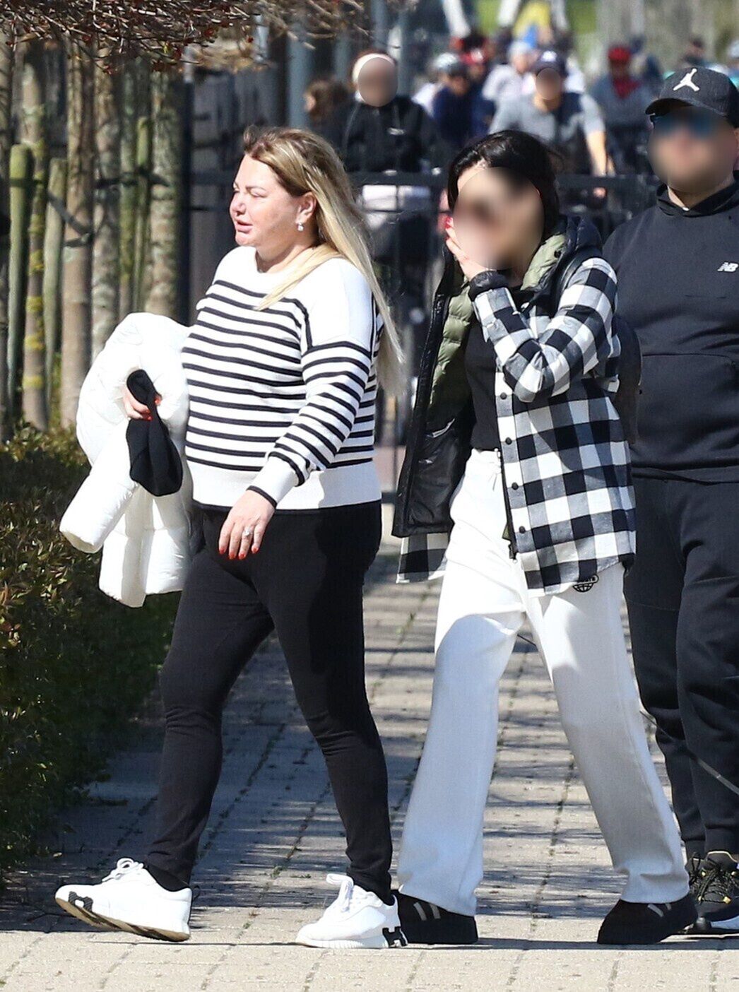 Odmieniona Katarzyna Niezgoda snuje się po Sopocie 