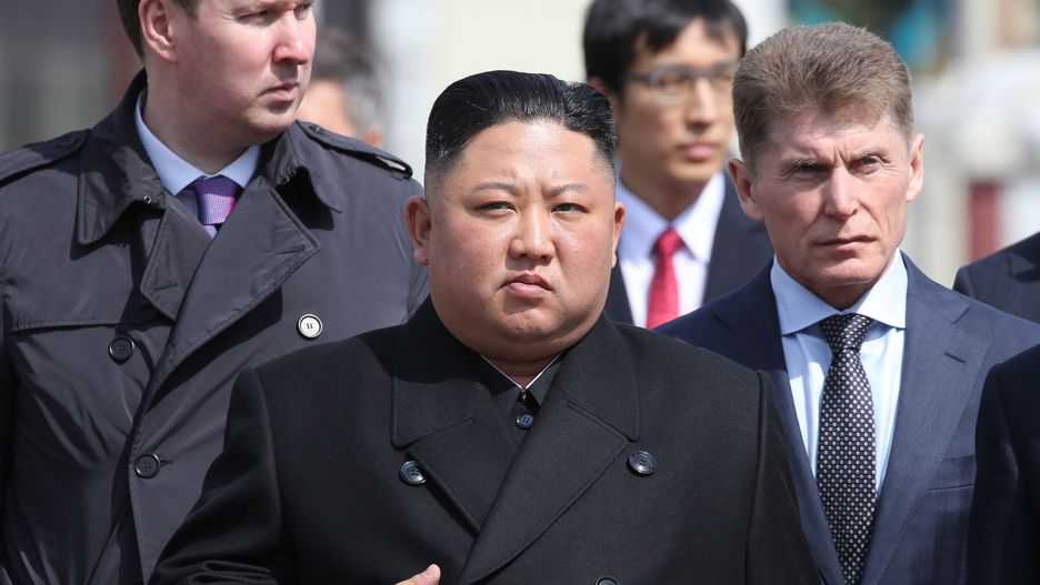 Kim Dzong Un desperacko poszukuje sposobów na zdobycie żywności dla cierpiącego niedostatki kraju. Prawdopodobnie zdecydował się na wymianę broni na żywność. W tej umowie miał pośredniczyć słowacki łącznik