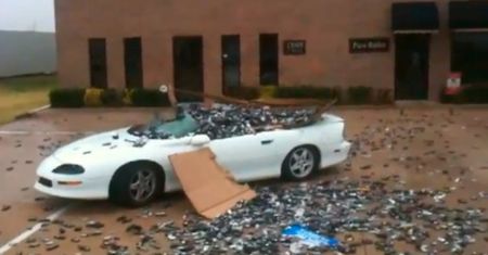 680 kg telefonów komórkowych kontra Chevrolet Camaro [wideo]