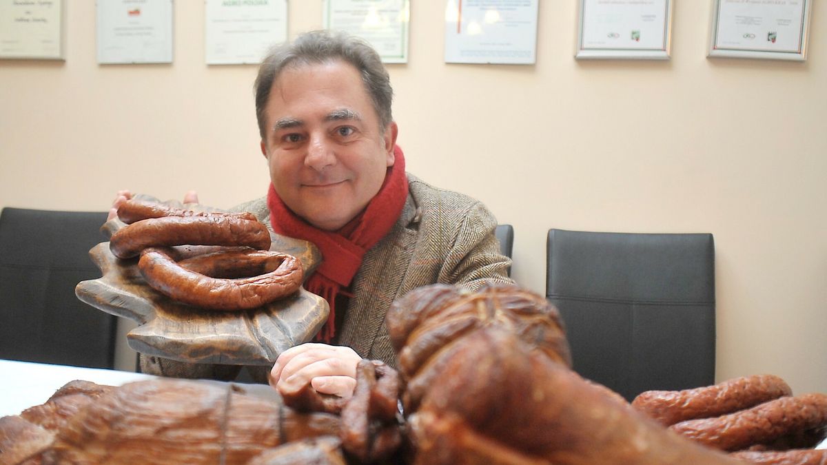 Jaros?aw Gowin u producent�w w?dlin w Nowej Wsi Szlacheckiej
11.01.2014  Nowa Wies Szlachecka  W Zakladzie Produkcyjnym  Wedlin Regionalnych " U Madrego " Stanislawa Madrego Jaroslaw Gowin i Robert Maklowicz wspierali na specjalnej konferencji prasowej masarzy producentow wedlin wedzonych  z okolic Liszek  N/z Robert Maklowicz  Fot. M.Lasyk/REPORTER
M.Lasyk/REPORTER