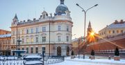 Bielsko-Biała: Wyjątkowe krzesła dla Wielkiej Orkiestry Świątecznej Pomocy. Wspólna akcja bielskiego Plastyka, Galerii Sfera i Arki
