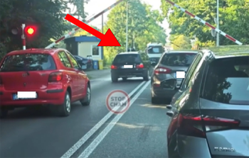 "Pośpiech". Skandaliczna postawa kierowców. W dniu tragedii na torach