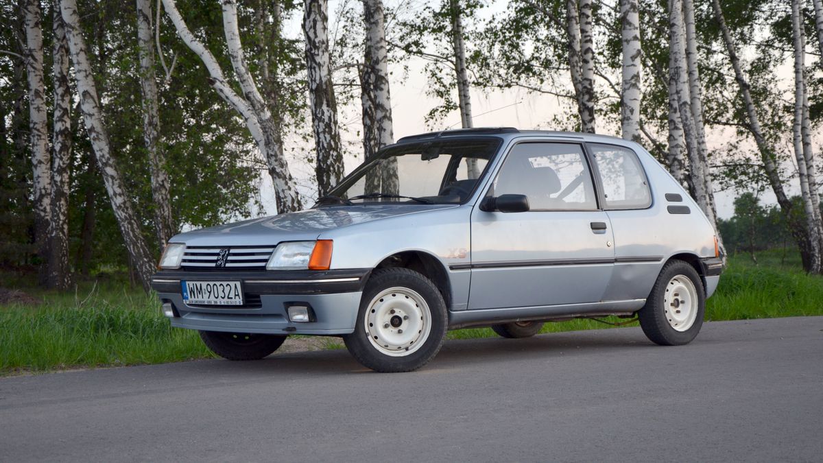 Pierwsze auto to zwykle stary "sztrucel", który jest tani w zakupie, ale drogi w utrzymaniu i mało bezpieczny. Po zrobieniu prawa jazdy warto skorzystać z lepszej i tańszej propozycji.