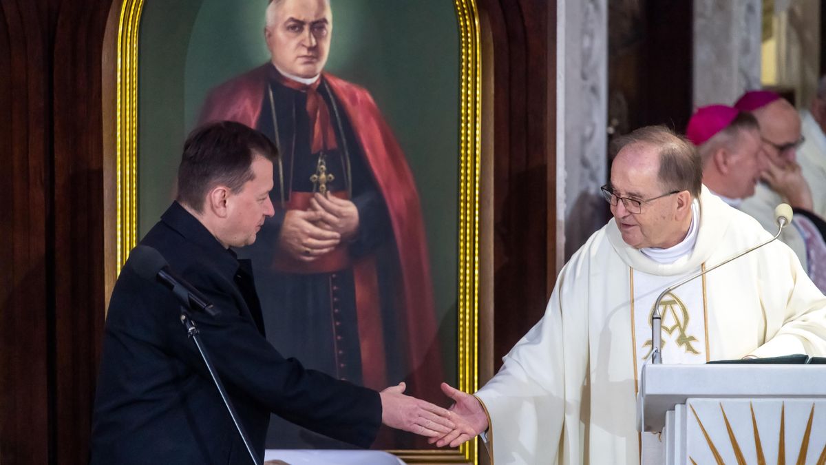 Ojciec Tadeusz Rydzyk od lat jest w dobrychkontaktach z rządzącymi. Tu - z ministrem brony narodowej  