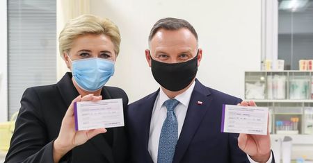 Agata i Andrzej Dudowie pokazali papier. To już potwierdzone