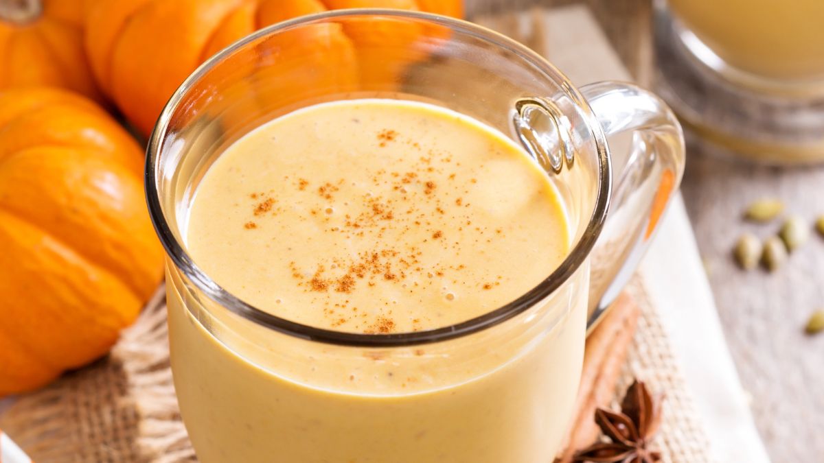 Ciepły milkshake z dynią i bananem