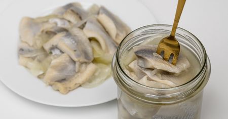 Włóż do słoika i zalej olejem. Idealne śledzie na święta