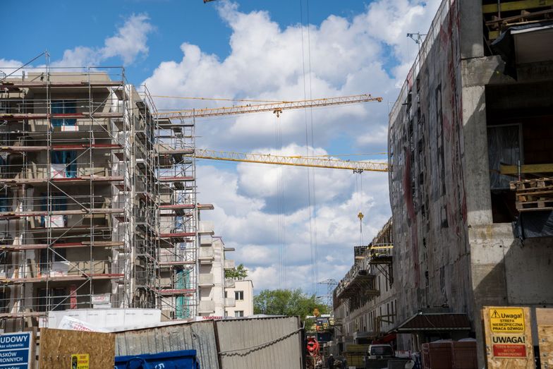 Próbują kupić mieszkanie, ale nie mogą. Rynek nieruchomości zaczyna wariować