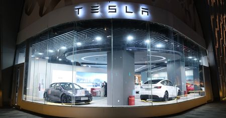 Tesla ma kłopoty. Spada zainteresowanie elektrykami
