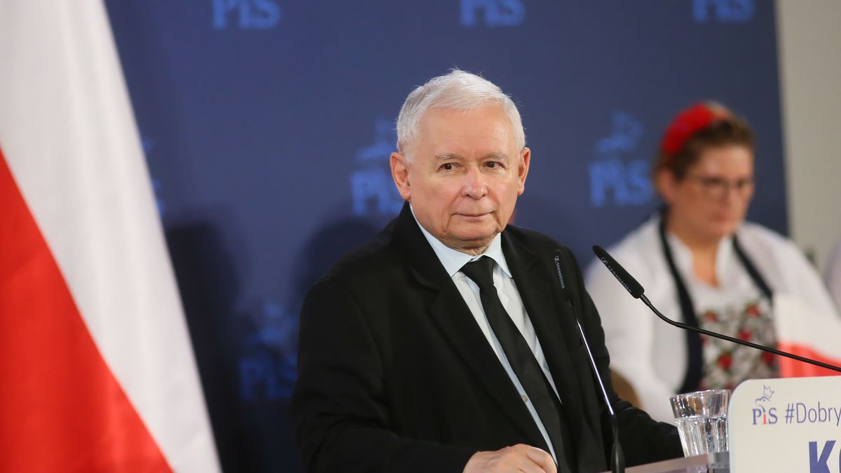 Konin, 24.07.2022. Prezes Prawa i Sprawiedliwości Jarosław Kaczyński (C) podczas spotkania z mieszkańcami miasta w auli Akademii Nauk Stosowanych Państwowej Wyższej Szkoły Zawodowej w Koninie, 24 bm. (tw/amb) PAP/Tomasz Wojtasik