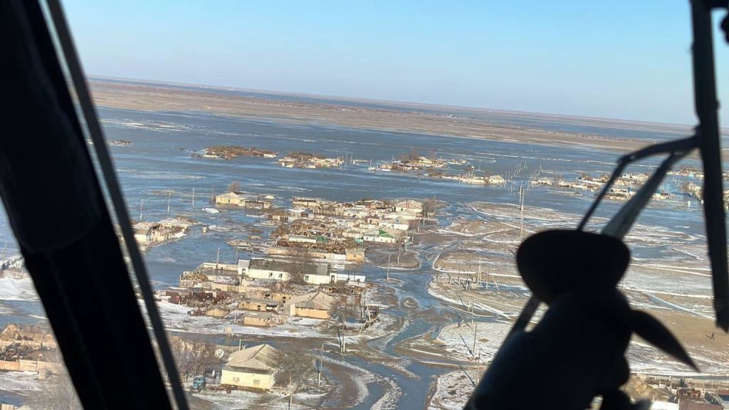 Widok na zalane miasteczko w Kazachstanie 