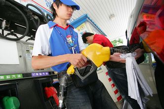 Rząd dopłaca do każdego litra paliwa. Ceny i tak rosną