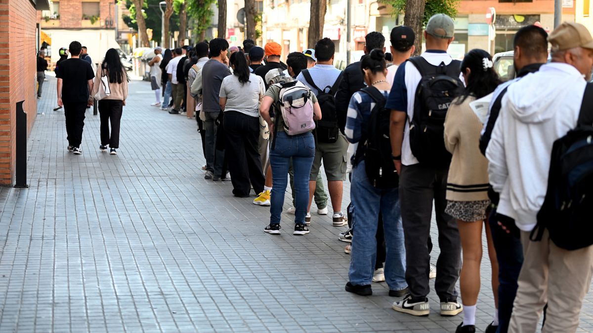HOSPITALET DE LLOBREGAT, BARCELONA, SPAIN - 2026/04/27: A long line of immigrants waits their turn to obtain their official documentation to regularize their legal status in Spain next to the citizen service office in Hospitalet de Llobregat, Barcelona. Spain has launched a process to regularize immigrants, allowing them to obtain one-year residence and work permits, with applications open until June 30, 2026. In Hospitalet de Llobregat, about 23,000 people are awaiting regularization, and the city council has set up a municipal complex to help process applications. (Photo by Ramon Costa/SOPA Images/LightRocket via Getty Images)