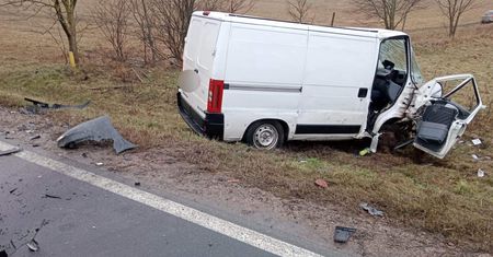 Dramat na Mazurach. Tyle zostało z auta, są ranni