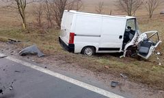 Dramat na Mazurach. Tyle zostało z auta, są ranni