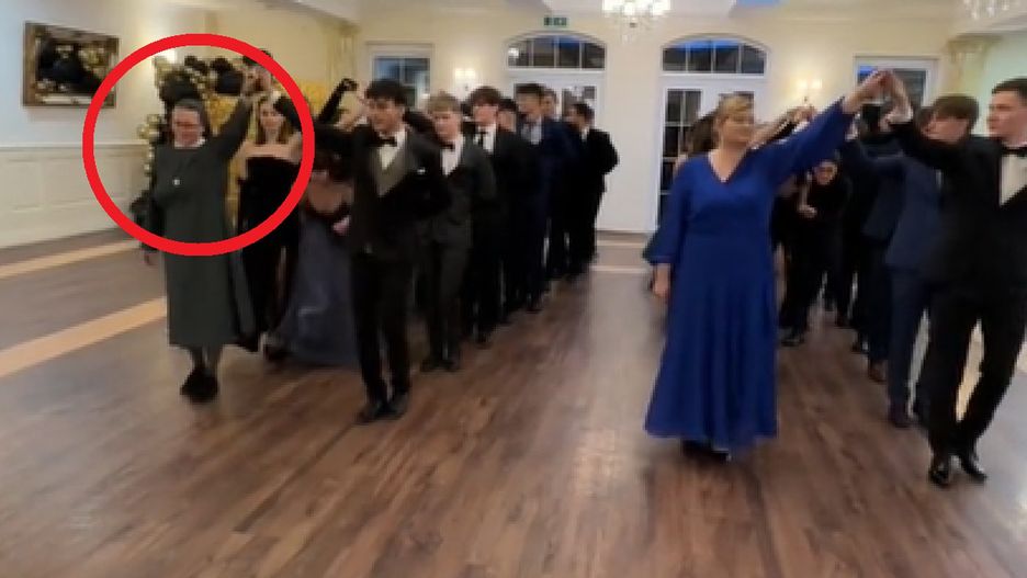 Zatańczyła w pierwszej parze na studniówce. Jej obecność może dziwić