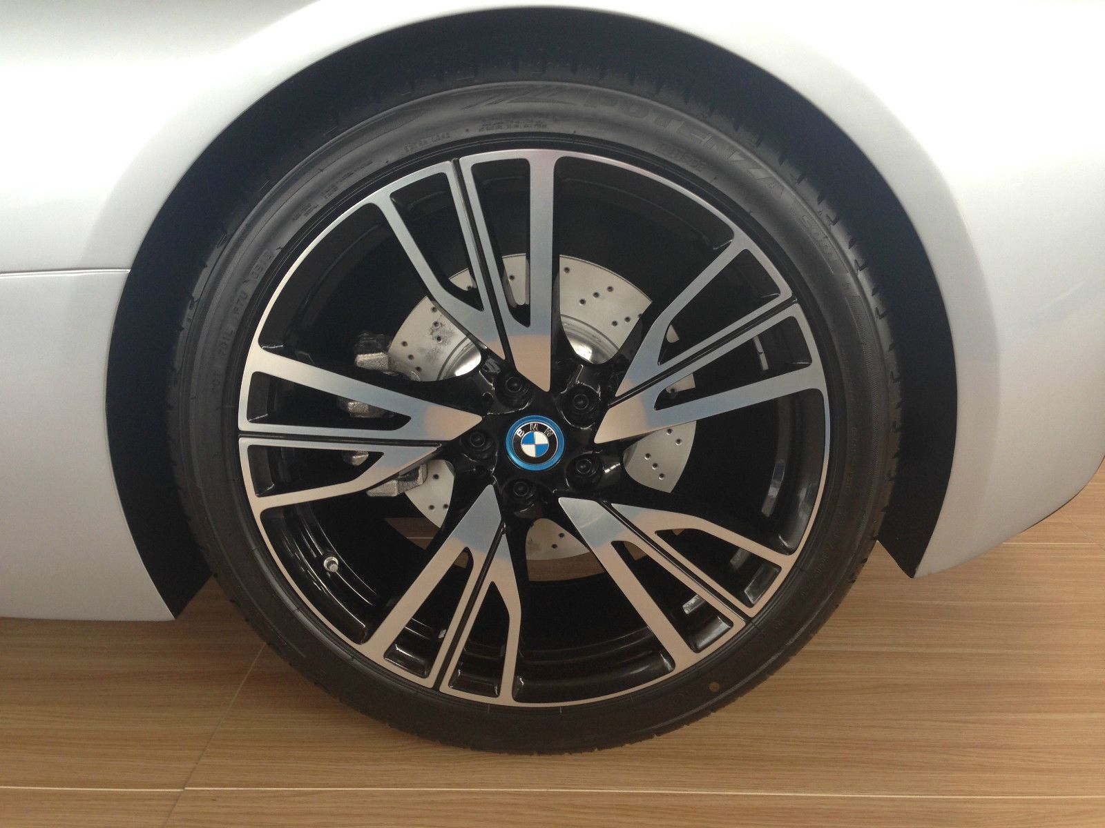 16 000 dolarów za atrapę BMW i8 7