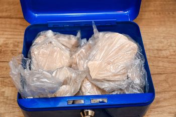 Służby zatrzymały 14 osób powiązanych ze środowiskiem pseudokibiców. Zatrzymani podejrzani są o przemyt narkotyków, brutalne pobicia i pranie pieniędzy