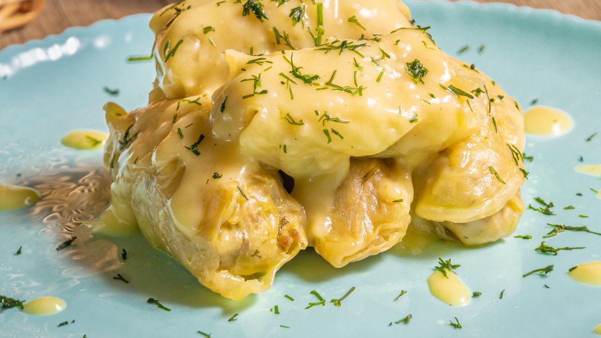 Gołąbki w sosie śmietanowym to alternatywa dla klasycznej wersji