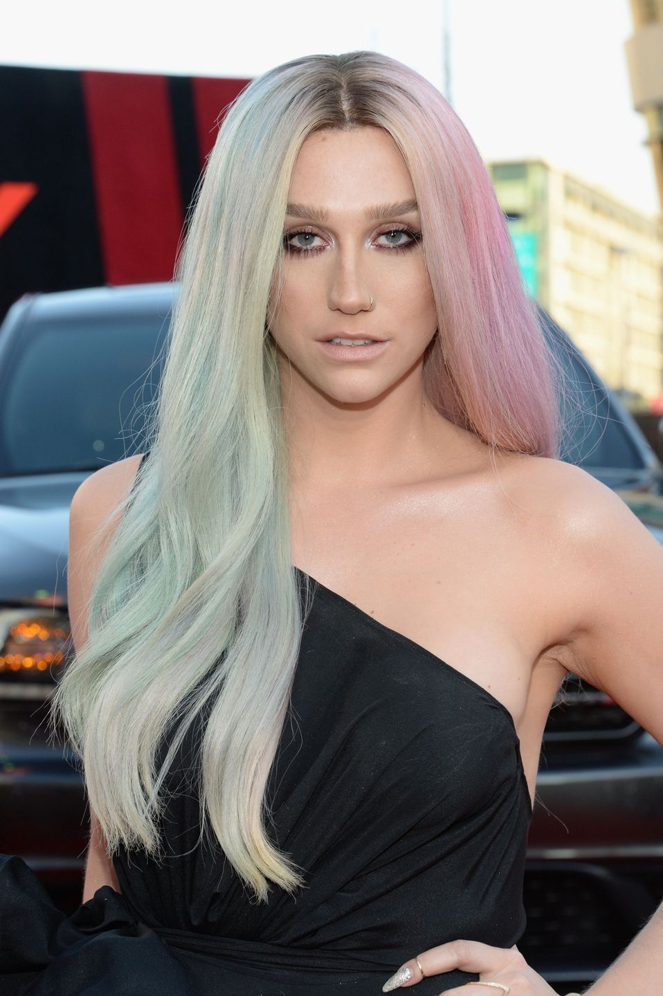 Oszołomiona Kesha "PRZYŁAPANA" na mieście. Wiecie jak dziś wygląda? (FOTO)