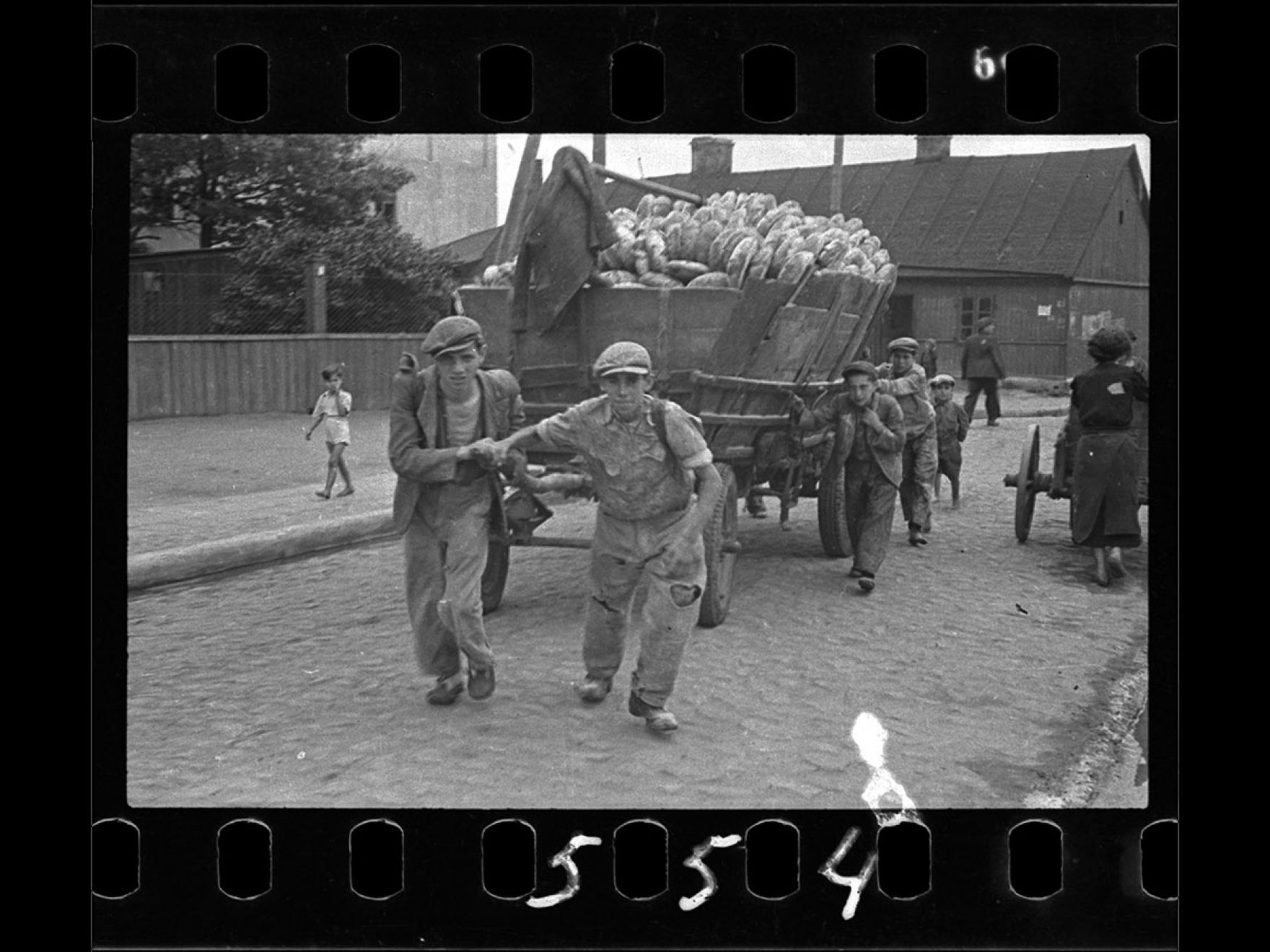 Henryk Ross był oficjalnym fotografem getta w Łodzi. Oto jego historyczne zdjęcia 11