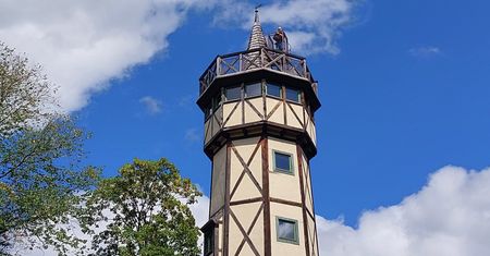 Strzelin: To najwyższy szczyt Wzgórz Strzelińskich. Z tej wieży widokowej zobaczysz Sky Tower, na dole pozostałości XV-wiecznego zamku.