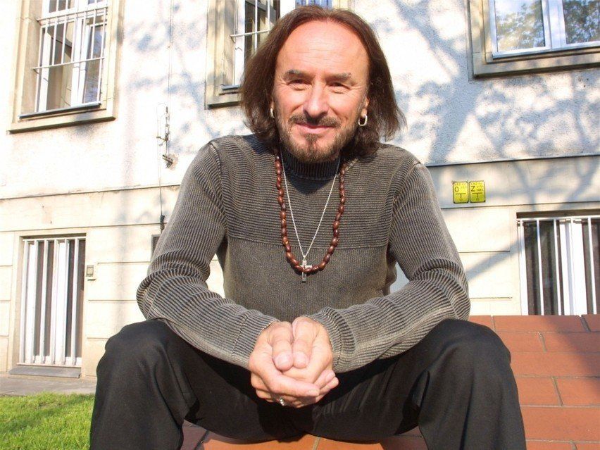 Stan Borys (włac. Stanisław Guzek) - Polski muzyk, poeta urodził się w Załężu (obecnie Rzeszów). Był uczniem różnych szkół, m.in. technikum rolniczego (TMR Łańcut) i budowlanego. W 1965 roku zadebiutował jako poeta, a jego dzieła opublikowano w „Nowinach Rzeszowskich”.