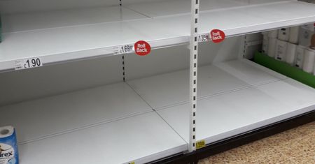 Pustki w sklepach. Brytyjczycy w panice robią zapasy