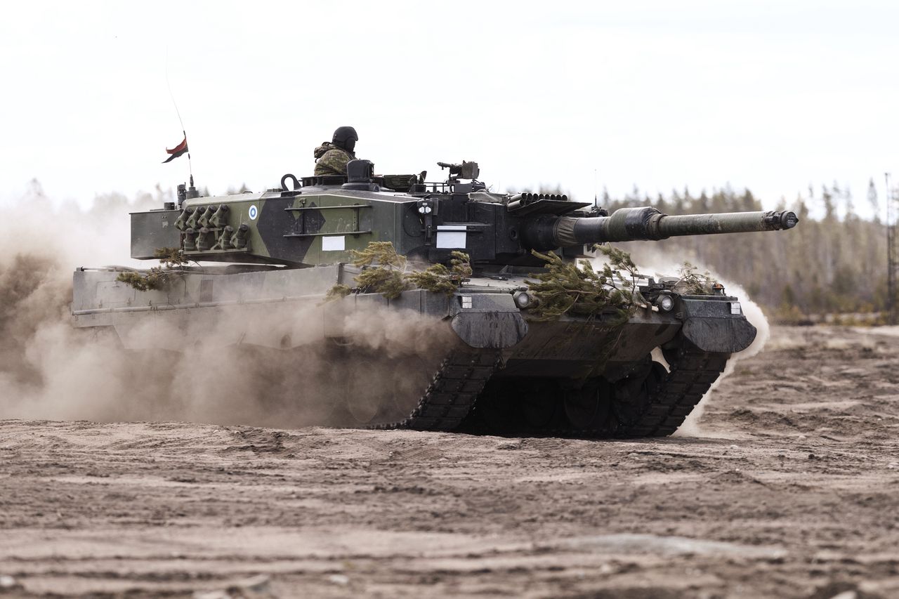 Fiński Leopard 2A6 podczas ćwiczeń poligonowych.