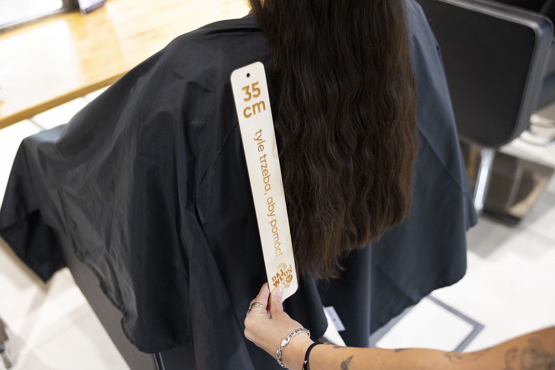 Akcja ścinania włosów na peruki w Krakowie