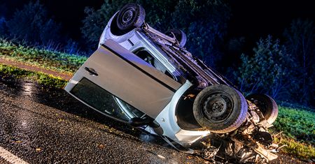 Pijany 16-latek za kierownicą! Auto dachowało