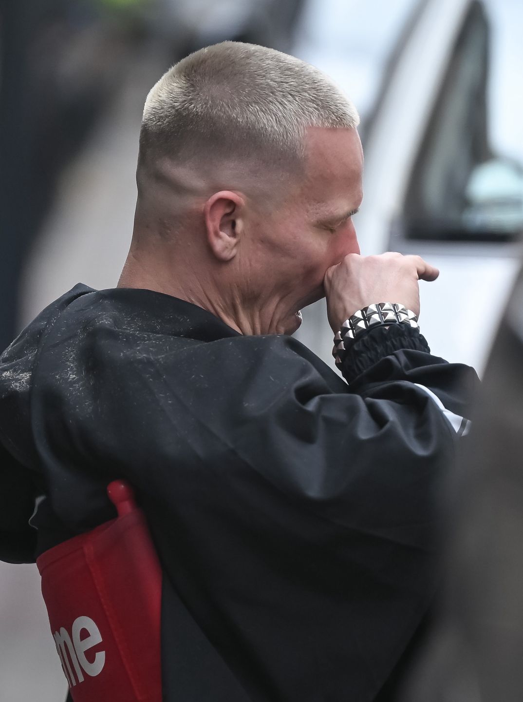 Bart Pniewski goli włosy na ulicy