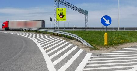 Pod prąd na autostradzie. Połowa kierowców robi to rozmyślnie