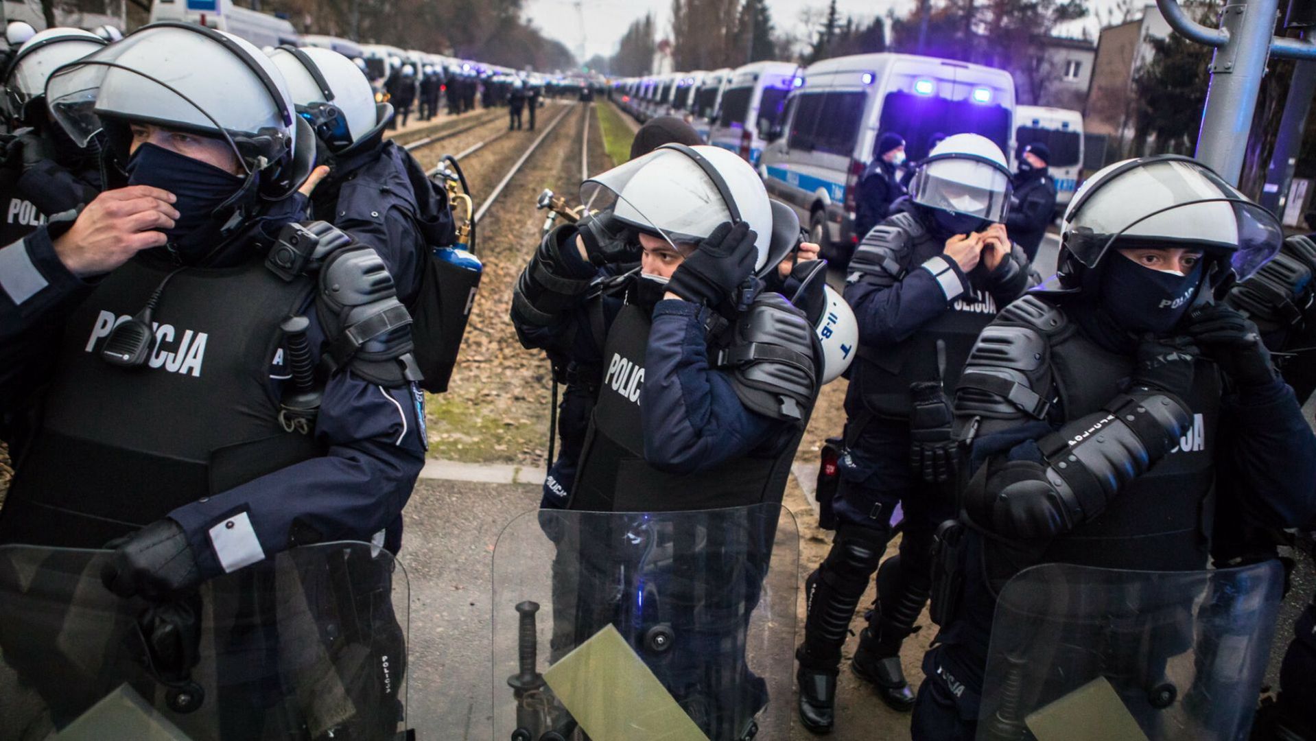 Zdaniem policji rząd przeznacza za mało pieniędzy na jej działalność. Na zdjęciu: oddziały prewencji zgrupowane w okolicach domu prezesa PiS na Żoliborzu, grudzień 2020 roku