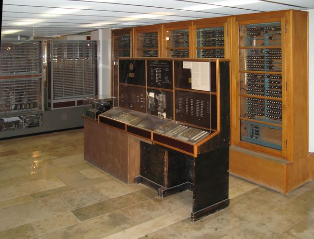 Komputer Z4 z pulpitem sterującym (Źródło: Wikimedia Commons, Clemens PFEIFFER,  Lic. CC BY 2.5)