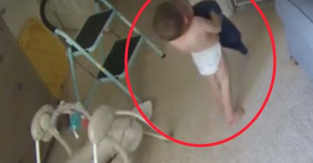 Matka zostawiła dwulatka z niemowlakiem. Nagranie z kamery podbija internet