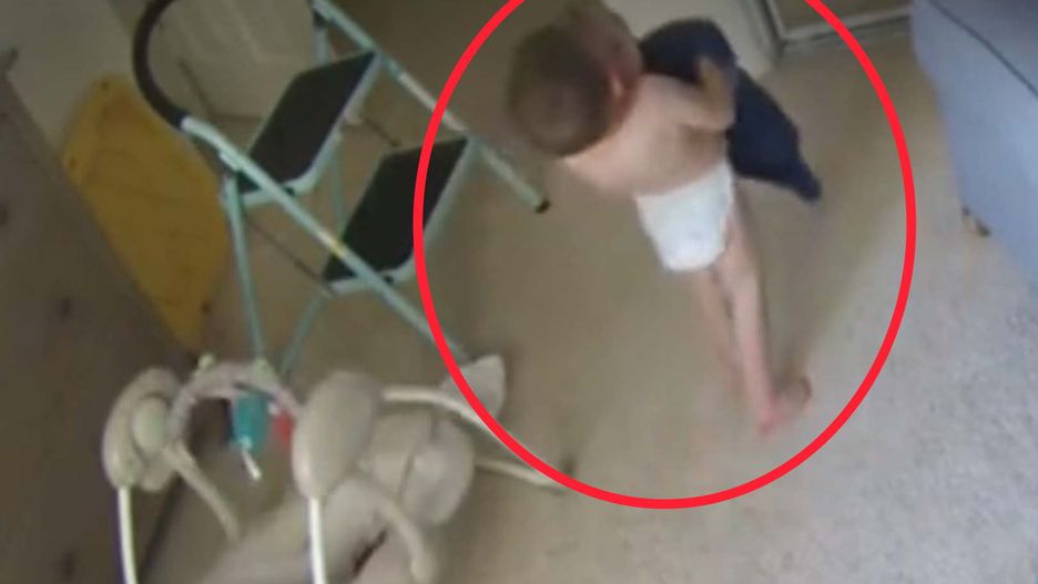 Matka zostawiła dwulatka z niemowlakiem