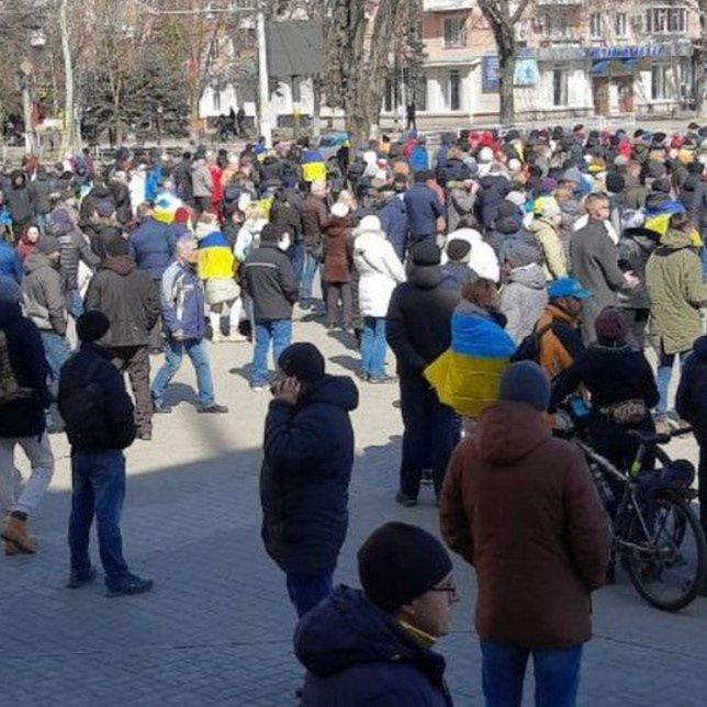 Rosjanie użyli gazu łzawiącego przeciw protestującym w okupowanym Chersoniu