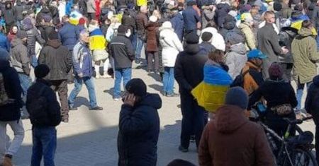 Rosjanie użyli gazu łzawiącego przeciw protestującym w okupowanym Chersoniu