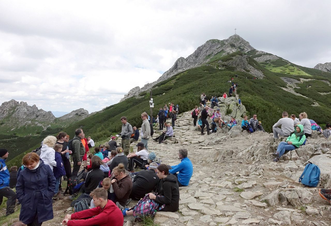 Turyści oblegają górskie szczyty. Kolejki na Giewont i Rysy