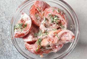 Taką sałatką zajadali się latem nasi dziadkowie. My o niej zapomnieliśmy, a to niewiele składników, maksimum smaku