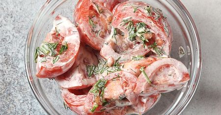 Taką sałatką zajadali się latem nasi dziadkowie. My o niej zapomnieliśmy, a to niewiele składników, maksimum smaku