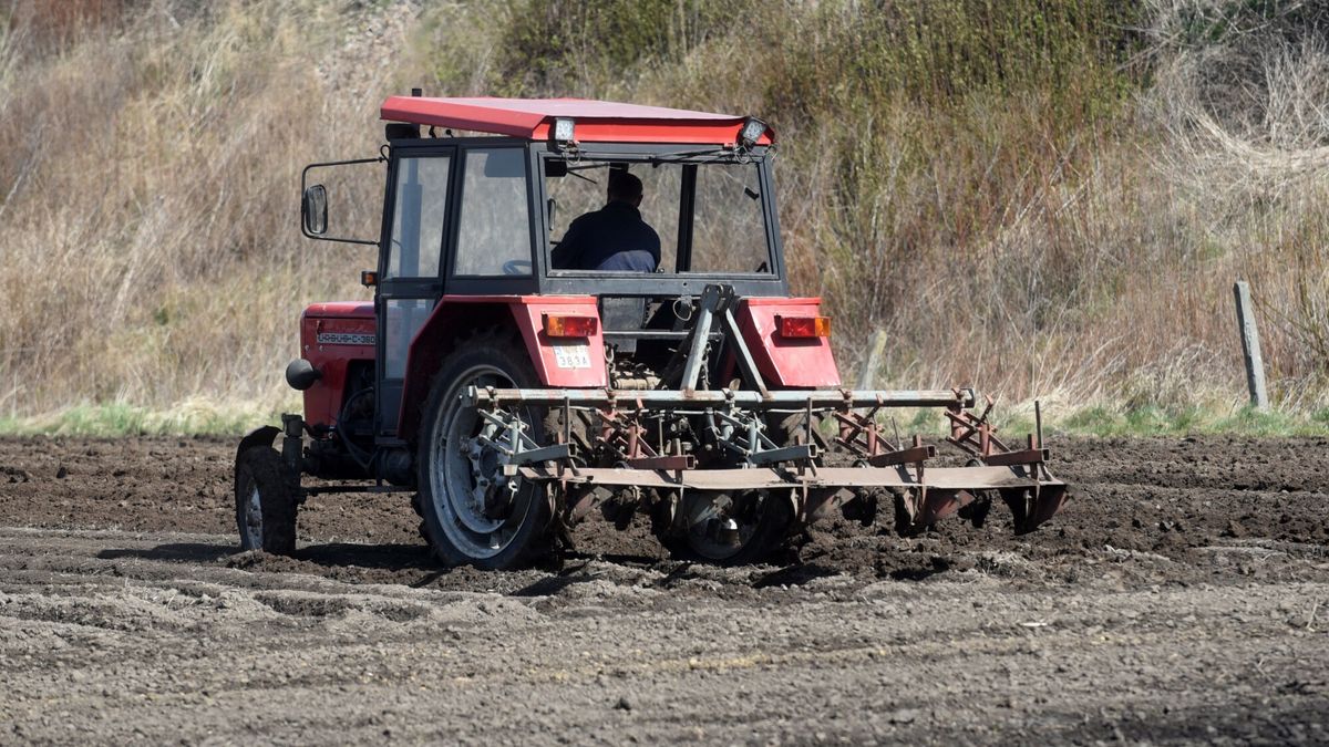 Wiosenne prace polowe na polach nowohuckich14.04.202 Krakow- Nowa Huta.  N/z Nowohuckie pola uprawne wiosna. Wiosenne prace polowe.  Fot. M.Lasyk/REPORTERM.Lasyk/REPORTER